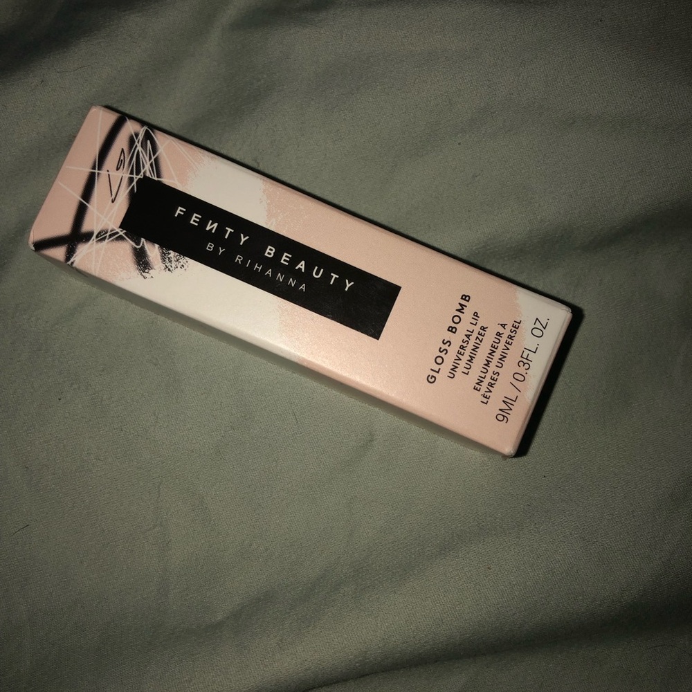 Fenty Beauty Gloss Bomb - Universal Lip Luminizer in “Glass Slipper”06 clear